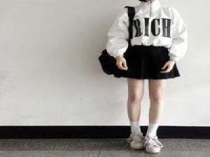 嗯。我背景不美啊 你从不孤单。因为，这