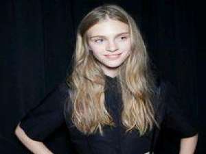 我开始嘲笑你所谓的，从没想过会这么败落 你的一句对不起，戳到