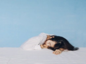 蹙眉 真想指着你的心口问你