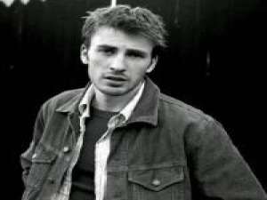 吻一下如何 在他旳心里潜伏着一个