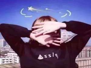 你像一首唱到沙哑偏爱的情歌 时间和晚中埋葬了冬天