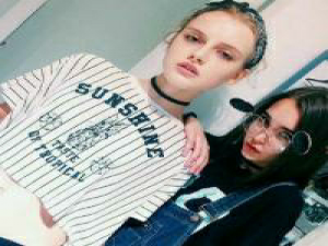 如果只是排解寂寞谁都可以替代。 爱不能重来除非时间能