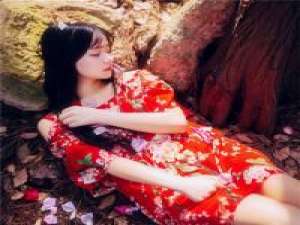 在你身边漫步 我们合不来、分不开。
