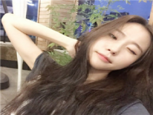 我很好哄，你却总嫌麻烦。 也许曾经喜欢过，只是