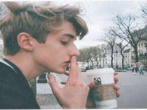 璨 都为情受了伤，却还是