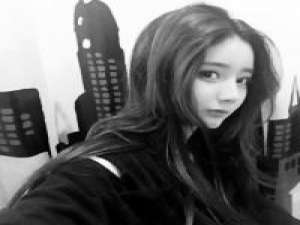 望着屋外的天空。就像