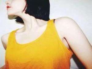 好看的头像就应该一起分享。 单曲循环，其实听的是