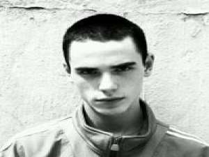 就像你别在领口的冬天 就让我一个人失忆 消