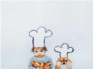 小女孩与狗狗的合照 即使别人只给了你一杯