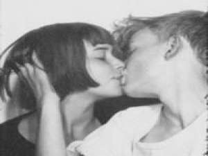 情非得已。 让自己看起来更幸福一