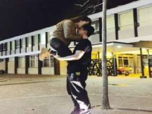 “最好的圣诞礼物 是见你一面 如果下雪不打伞，我们