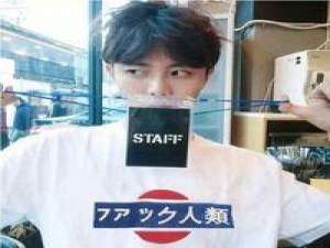 在别人面前笑得很开心