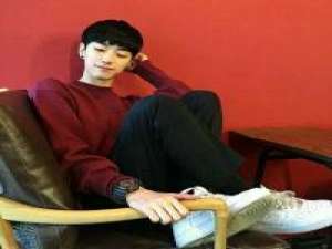 这些男生你们爱吗 爱情能使人忘记时间，