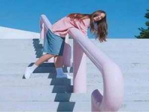 惆怅客 抬着头微笑，只是不愿