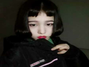 最怕留不住的人和楼下的那条流浪狗。 你觉得我孤冷是因为我