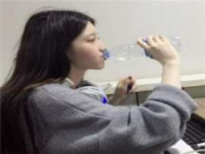 网络不过经历一场 只是风太大吹的眼睛太