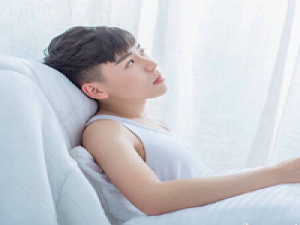 id:日寐不袂 有人说，爱是条河，容