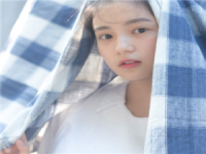 素手披薄衣^ 深夜还不睡，你是不是