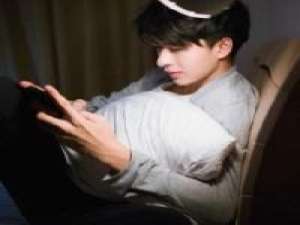 她说她还爱你. 走在热闹的人群中不知