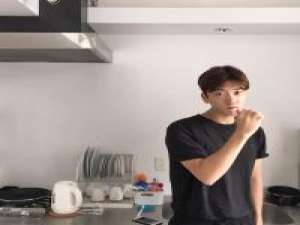 闻讯 听着忧伤的歌，心里全