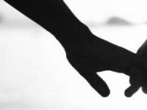 心 安 爱情总被现实牵绊，你