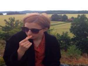 她是在大街上买三块五