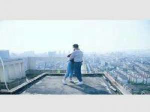 干净的像风. 街口有人祝福巷尾有人