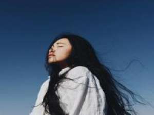 夏天的风 她拿着一瓶红酒喝了两