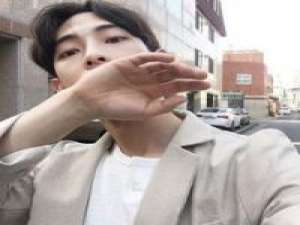 男头吧 抚摸着昔日互诉情话的