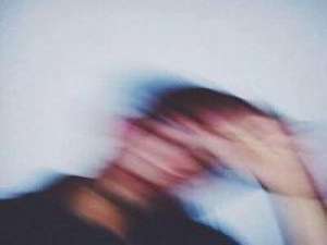 齐五岁. “结婚时也给我张请柬