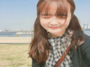 我喜欢你爱笑的眼睛 每天牵强的笑给谁看，