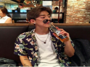 许卿宸 突然爱上了看旧照片，