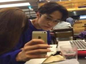 我会送你红色玫瑰 你别拿眼泪相对 我就让你天天看着我得