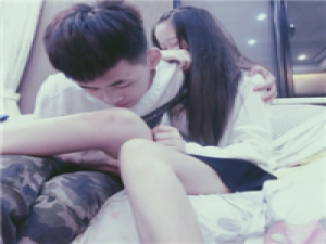 拿酒与你说心事 你知道我最爱的人是谁