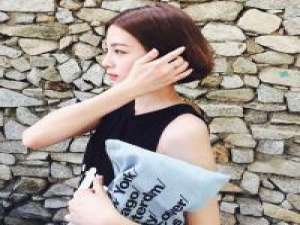 别羡慕 那是别人的地老天荒 时间好慢 共你看水天