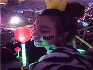 梦里的雨下了整夜 醒来原来是湿了眼 我不颓废，我只想好好