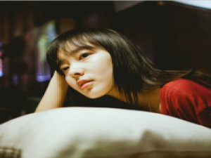 世界挺乱的，手牵紧点，眼睛看着我就行，别 昨天看了个新闻，一男