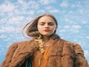 none 少年白衫单车嘴角上扬