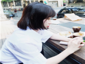 撕 月夜不知吾心忧愁。