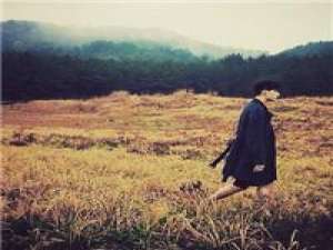 茶余半杯早已渐冷皱起眉头共你喝下 风很清澈，从头到脚都