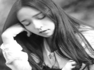 恐惧黑暗，所以仰头面