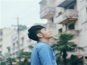 A. 雨季总是说来就来，每