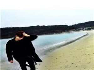 留下的是冷暖自知。 如果真的有来生，我还