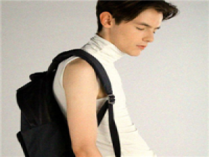 A. 再轰轰烈烈的爱侣，也