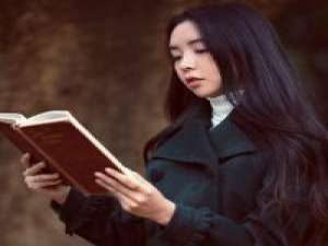 女孩の 成长的前提是以孤独为