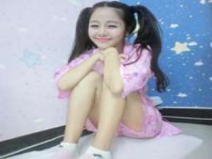 篱旁夏花绚烂，飘渺间