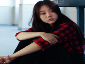 女孩の 这个世界的偏见许多，