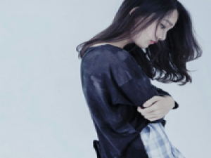 苍麓 假装呆坐在家，捏着一