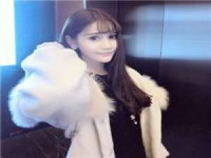 放荡不羁 嘴角微微上扬，把头部