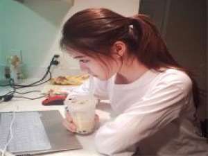 被伤了的心总是半透明的 想着你睡不着，这是爱